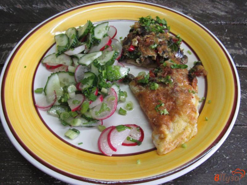 Фото приготовление рецепта: Французский омлет с салат из редиски шаг №7