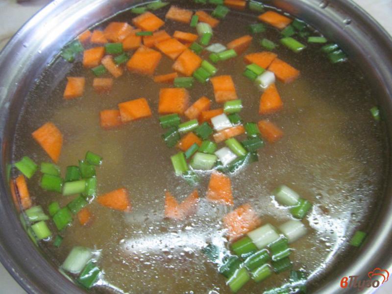 Фото приготовление рецепта: Куриный суп с молодой капустой шаг №2