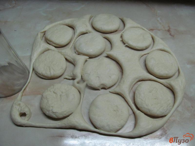Фото приготовление рецепта: Слоеные булочки из дрожжевого теста шаг №6