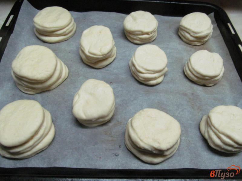 Фото приготовление рецепта: Слоеные булочки из дрожжевого теста шаг №7