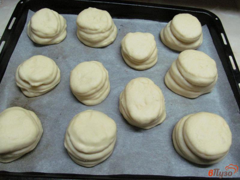 Фото приготовление рецепта: Слоеные булочки из дрожжевого теста шаг №8
