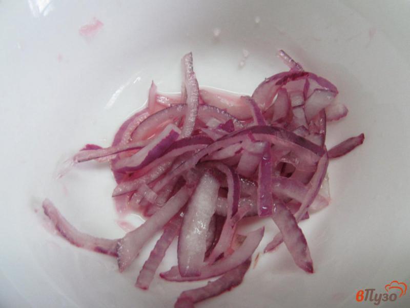 Фото приготовление рецепта: Салат из скумбрии горячего копчения шаг №1