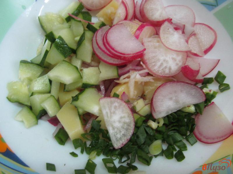 Фото приготовление рецепта: Салат из скумбрии горячего копчения шаг №4