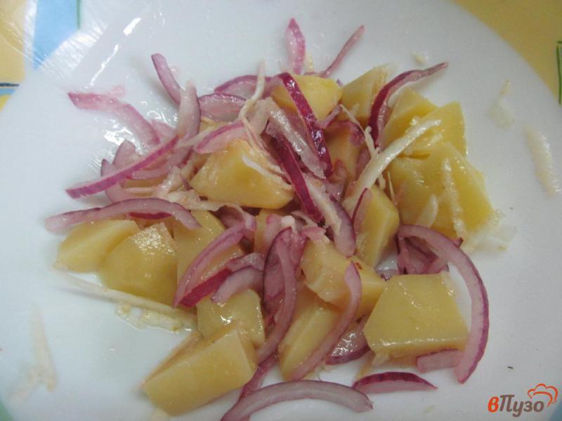 Фото приготовление рецепта: Салат из скумбрии горячего копчения шаг №3