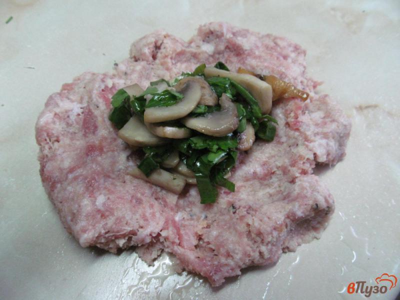Фото приготовление рецепта: Котлеты с начинкой под кабачковым салатом шаг №2