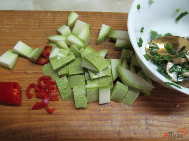 Фото приготовление рецепта: Котлеты с начинкой под кабачковым салатом шаг №5