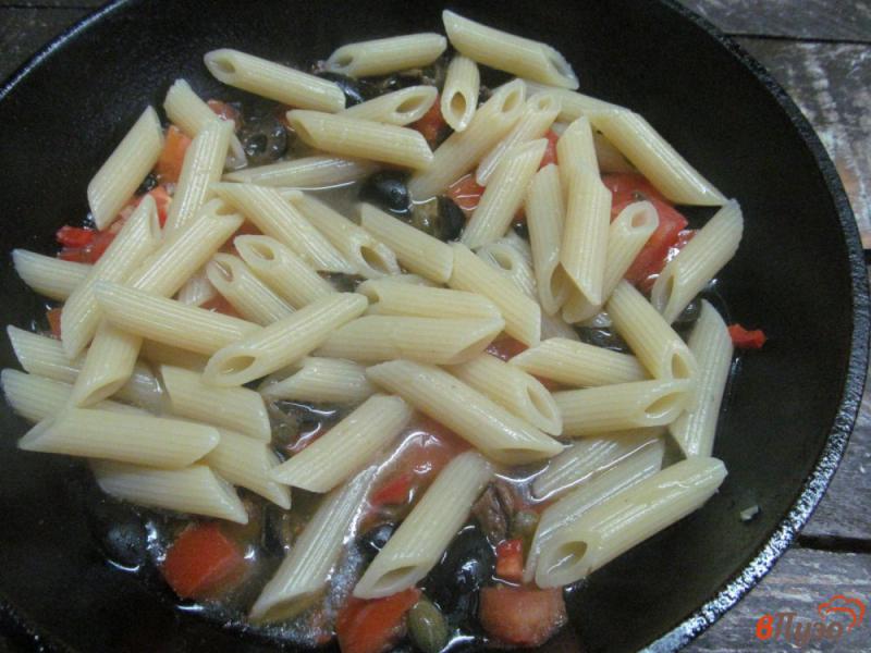 Фото приготовление рецепта: Паста с томатами анчоусами и чили шаг №3