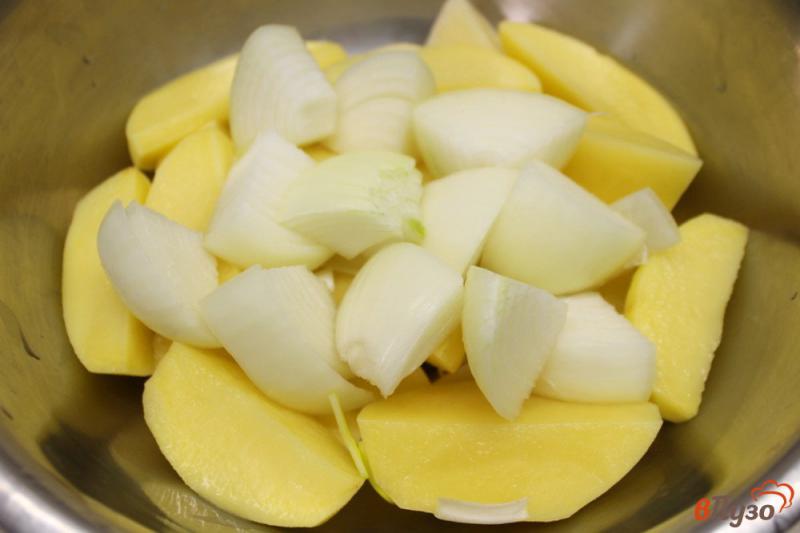 Фото приготовление рецепта: Картофель со свининой, луком и яблоком в рукаве шаг №2