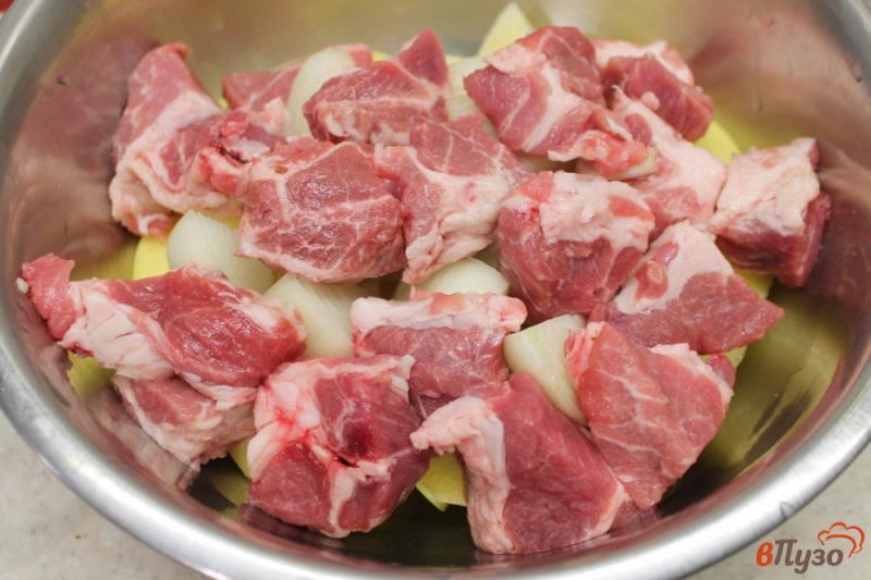 Фото приготовление рецепта: Картофель со свининой, луком и яблоком в рукаве шаг №3