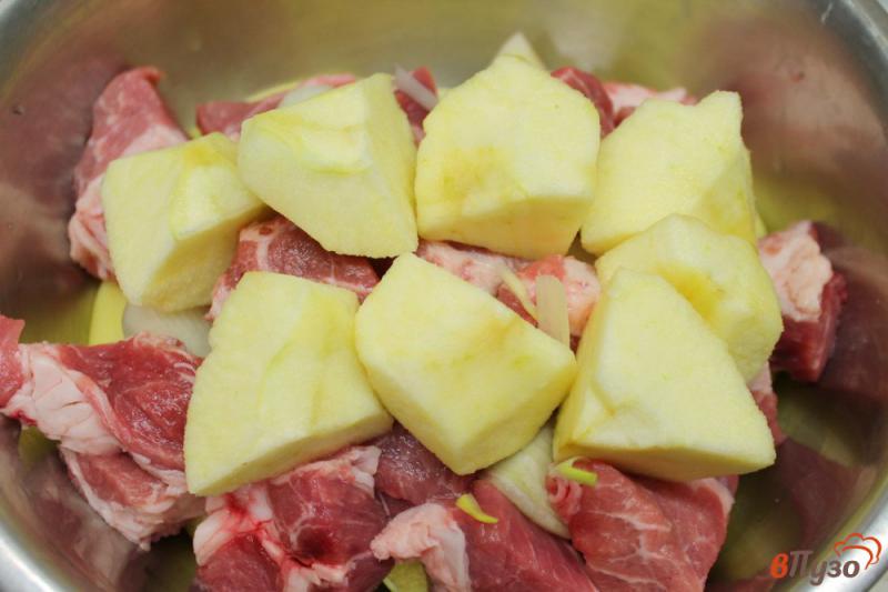 Фото приготовление рецепта: Картофель со свининой, луком и яблоком в рукаве шаг №4