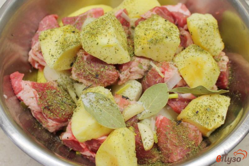 Фото приготовление рецепта: Картофель со свининой, луком и яблоком в рукаве шаг №5