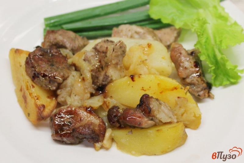 Фото приготовление рецепта: Картофель со свининой, луком и яблоком в рукаве шаг №7