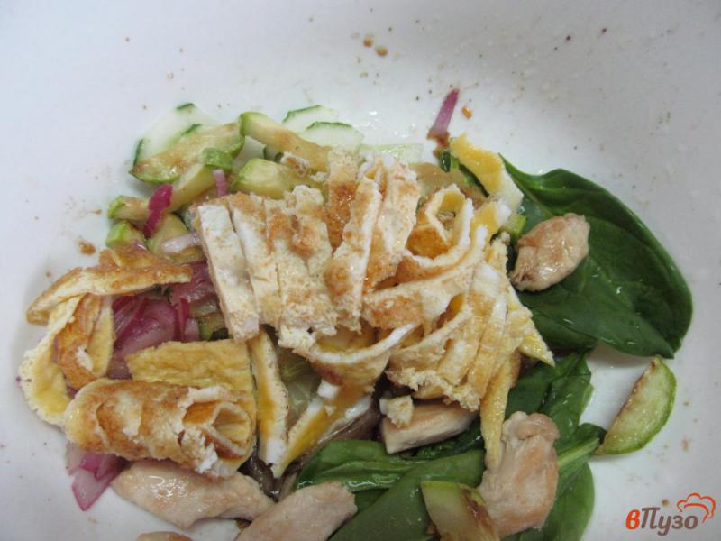 Фото приготовление рецепта: Салат с куриной грудкой кабачком и огурцом шаг №9