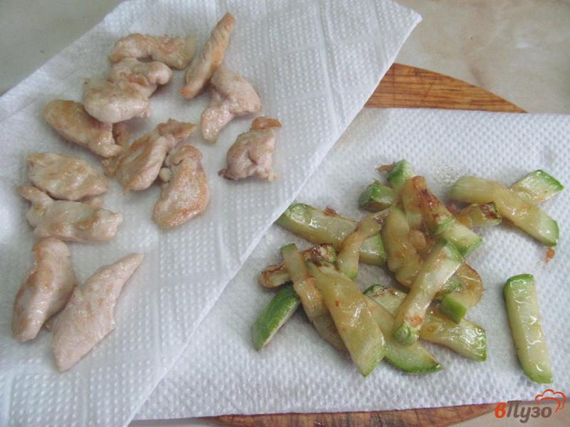 Фото приготовление рецепта: Салат с куриной грудкой кабачком и огурцом шаг №3