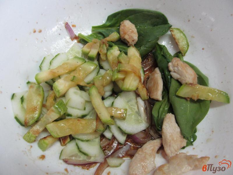 Фото приготовление рецепта: Салат с куриной грудкой кабачком и огурцом шаг №8