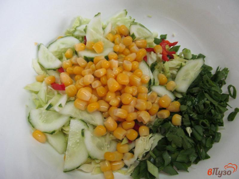 Фото приготовление рецепта: Салат из молодой капусты с кукурузой и чили шаг №4