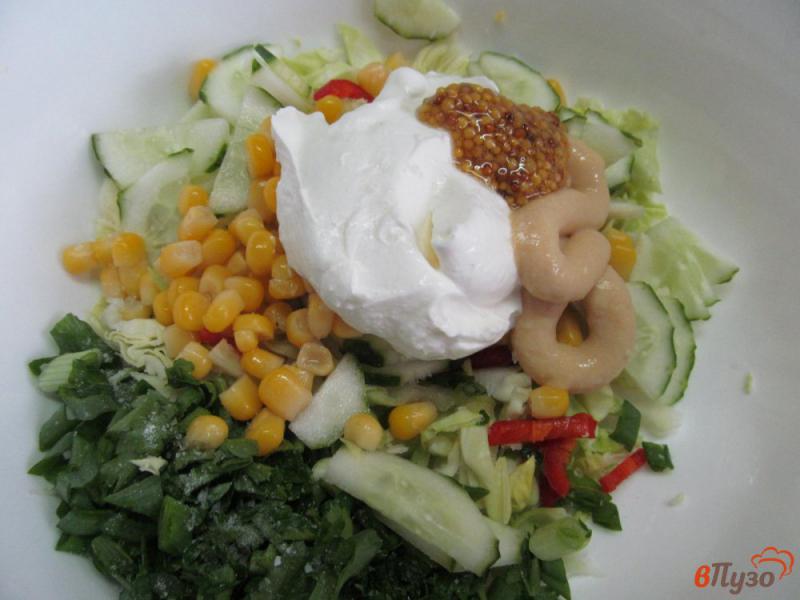 Фото приготовление рецепта: Салат из молодой капусты с кукурузой и чили шаг №5