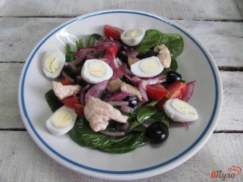 Фото приготовление рецепта: Салат из помидора с курицей и оливками шаг №6