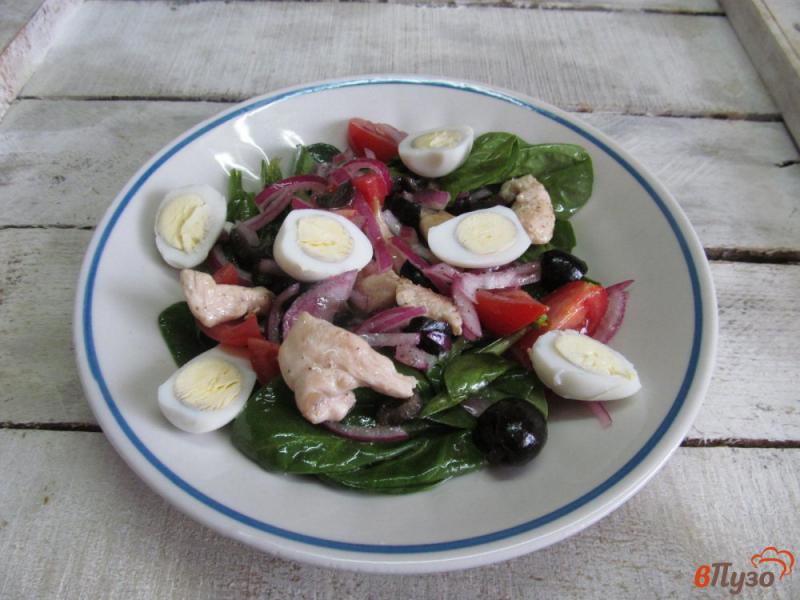 Фото приготовление рецепта: Салат из помидора с курицей и оливками шаг №7