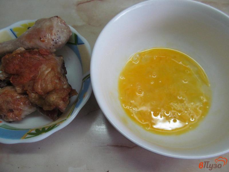 Фото приготовление рецепта: Курица с яйцом и кукурузой шаг №2