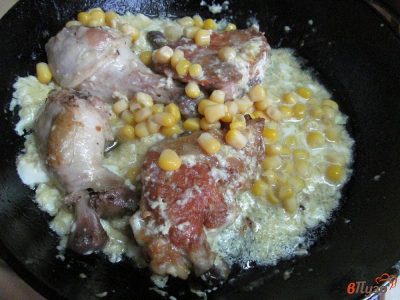 Фото приготовление рецепта: Курица с яйцом и кукурузой шаг №4