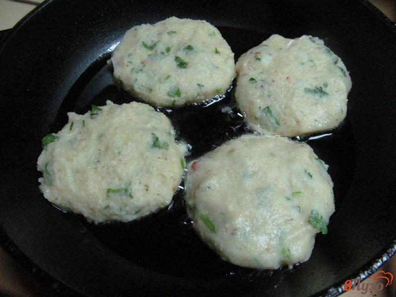 Фото приготовление рецепта: Закуска из картофельных лепешек с скумбрией горячего копчения шаг №2