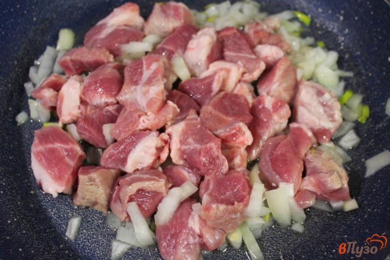 Фото приготовление рецепта: Бурый рис со свининой и болгарским перцем шаг №1