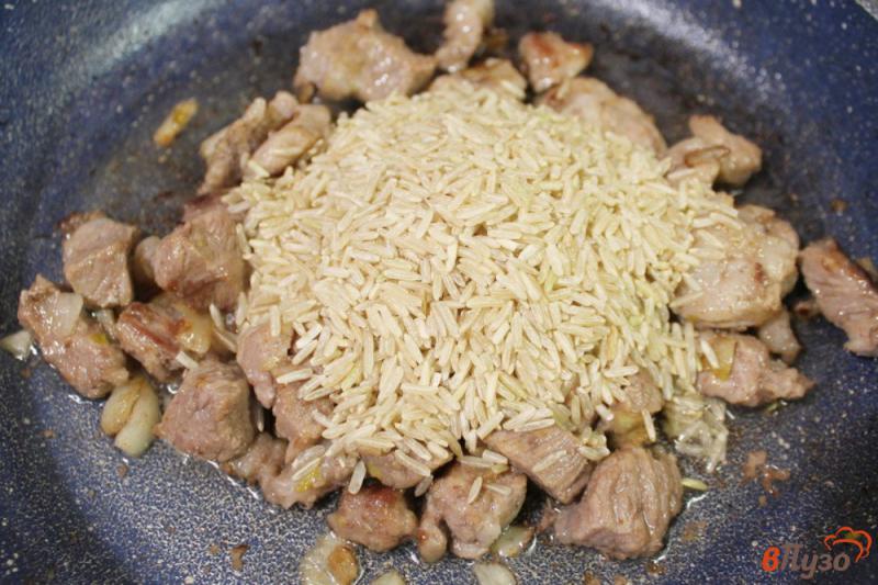 Фото приготовление рецепта: Бурый рис со свининой и болгарским перцем шаг №2