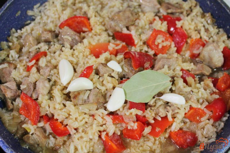 Фото приготовление рецепта: Бурый рис со свининой и болгарским перцем шаг №4