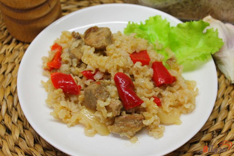 Фото приготовление рецепта: Бурый рис со свининой и болгарским перцем шаг №5