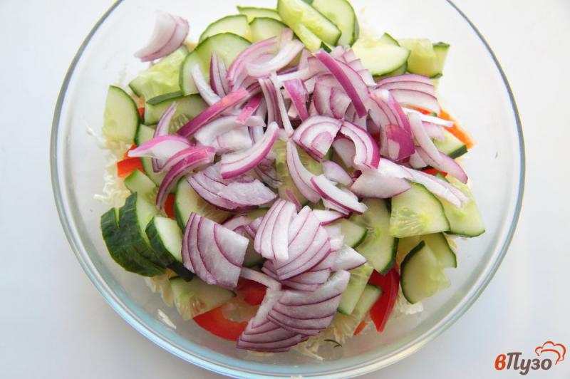 Фото приготовление рецепта: Салат из пекинской капусты с огурцом и болгарским перцем шаг №4