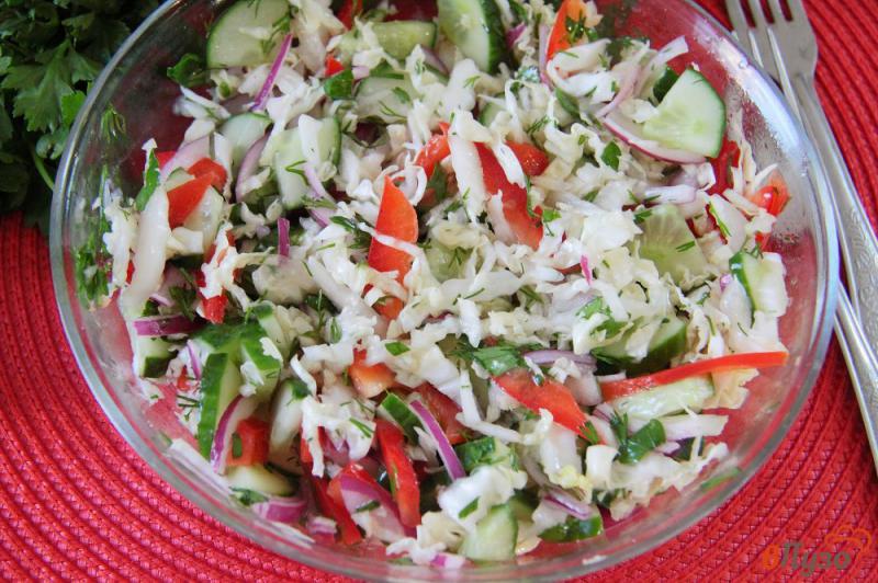 Фото приготовление рецепта: Салат из пекинской капусты с огурцом и болгарским перцем шаг №6