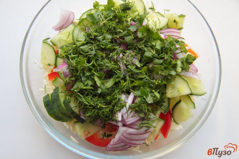 Фото приготовление рецепта: Салат из пекинской капусты с огурцом и болгарским перцем шаг №5
