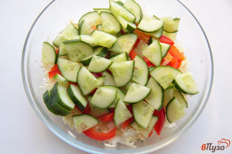 Фото приготовление рецепта: Салат из пекинской капусты с огурцом и болгарским перцем шаг №3