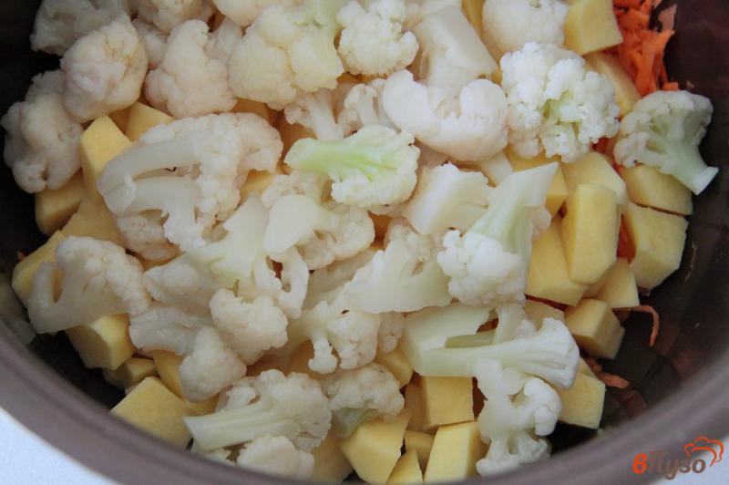Фото приготовление рецепта: Овощной суп с кукурузой и цветной капустой в мультиварке шаг №4