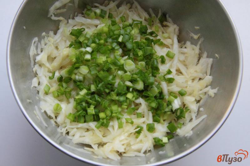 Фото приготовление рецепта: Салат из капусты с яйцом и грецкими орехами шаг №3