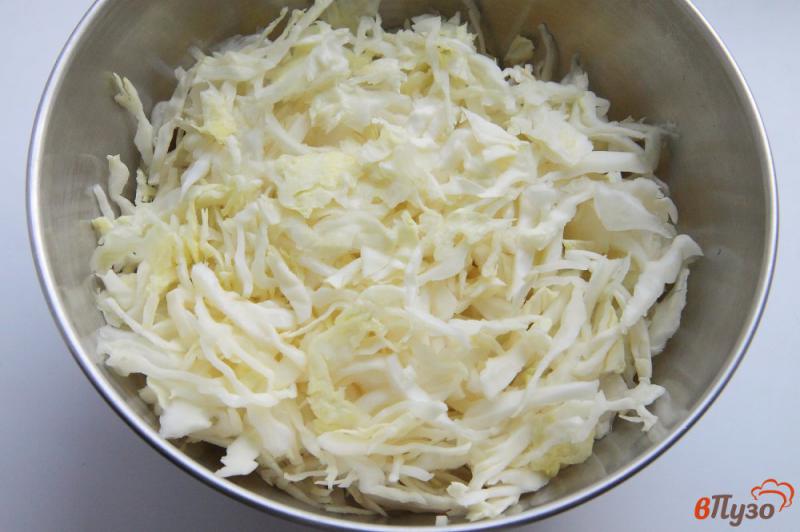 Фото приготовление рецепта: Салат из капусты с яйцом и грецкими орехами шаг №1