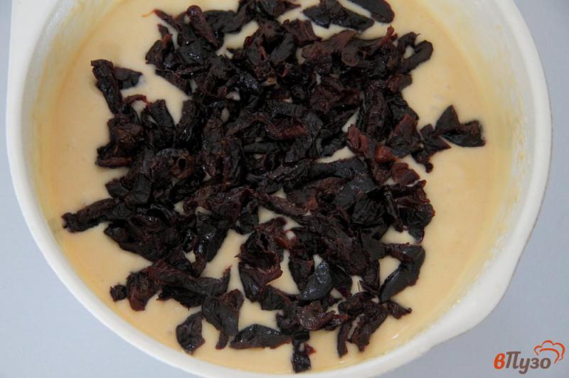 Фото приготовление рецепта: Кекс на ряженке с черносливом шаг №4
