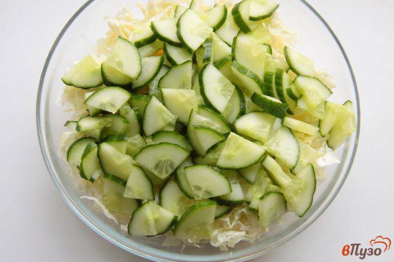 Фото приготовление рецепта: Салат из пекинской капусты с огурцом и кукурузой шаг №2