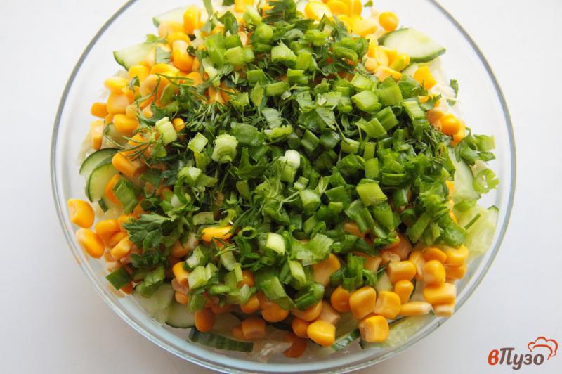 Фото приготовление рецепта: Салат из пекинской капусты с огурцом и кукурузой шаг №4