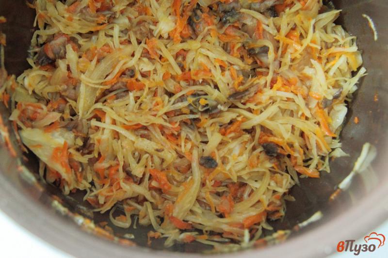 Фото приготовление рецепта: Постные щи из квашенной капусты с грибами и фасолью в мультиварке шаг №5
