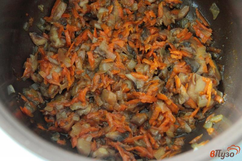 Фото приготовление рецепта: Постные щи из квашенной капусты с грибами и фасолью в мультиварке шаг №3