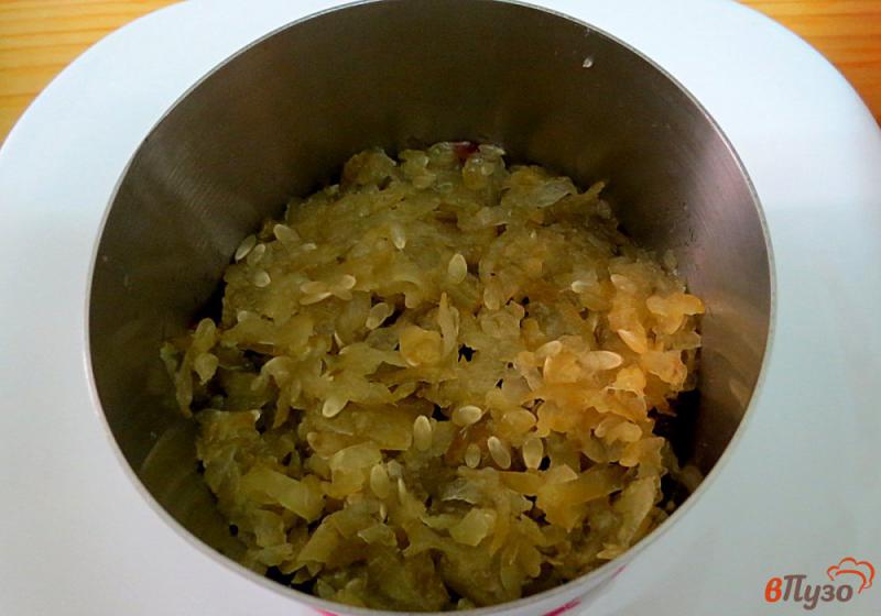 Фото приготовление рецепта: Салат из свеклы и солёного огурца шаг №5