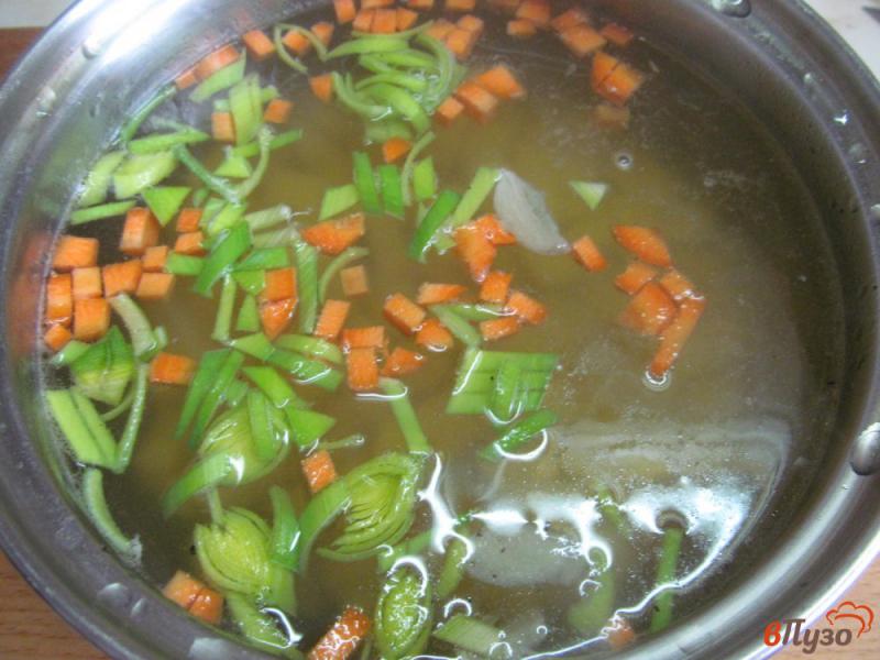 Фото приготовление рецепта: Куриный суп с клецками из манной крупы шаг №5