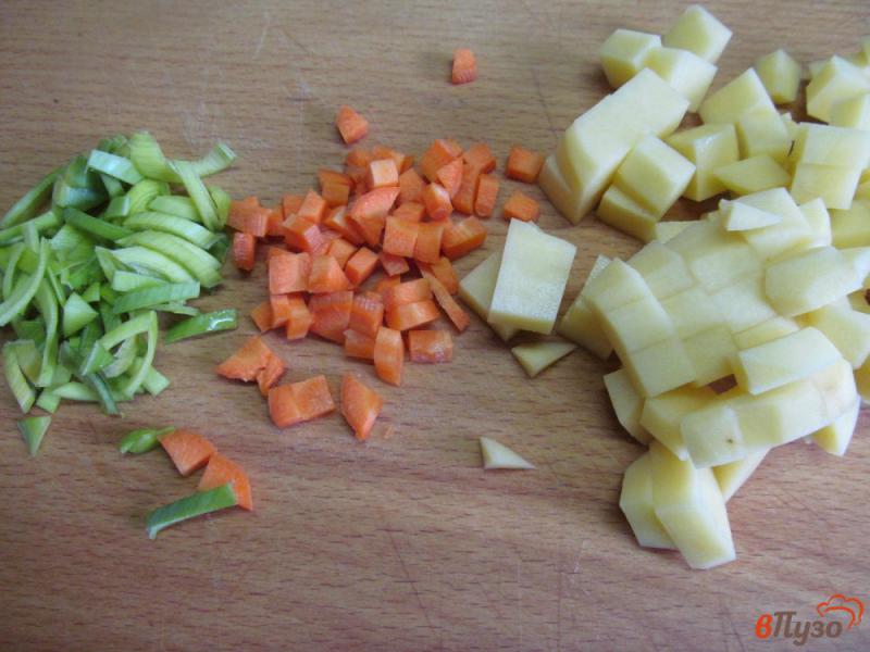 Фото приготовление рецепта: Куриный суп с клецками из манной крупы шаг №4