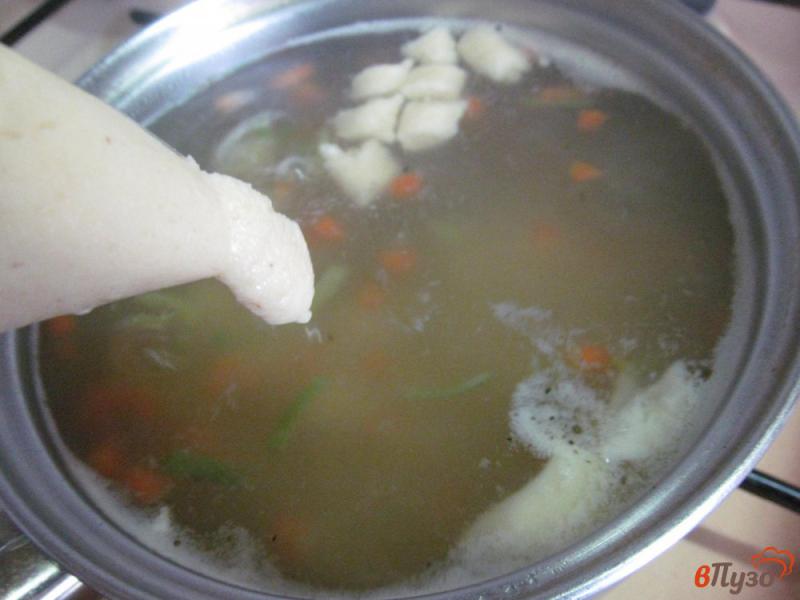 Фото приготовление рецепта: Куриный суп с клецками из манной крупы шаг №7
