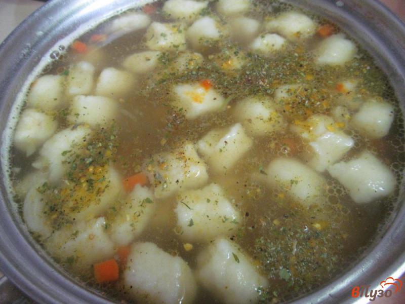 Фото приготовление рецепта: Куриный суп с клецками из манной крупы шаг №8