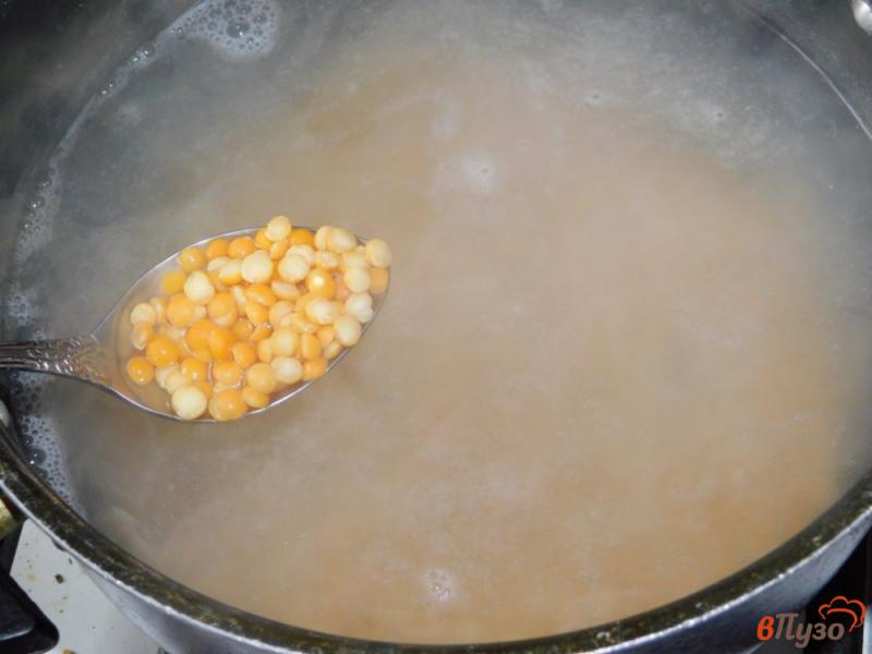 Фото приготовление рецепта: Гороховый суп-пюре со сливками и беконом шаг №1