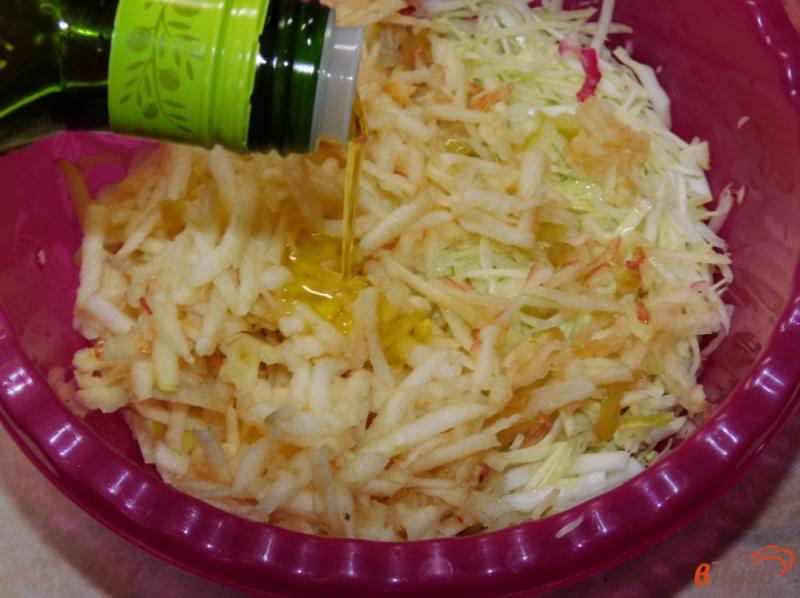 Фото приготовление рецепта: Салат с редиской и яблоком шаг №4