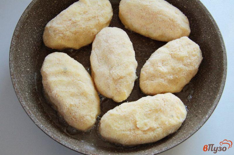 Фото приготовление рецепта: Сосиски в картофельной шубке шаг №8